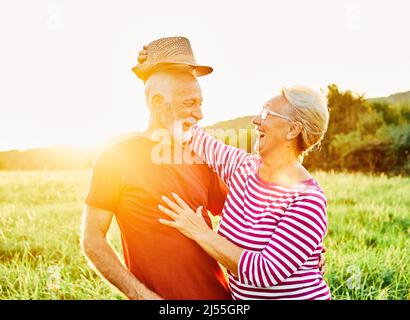 Frau Mann im Freien Senior paar glücklich Lifestyle Ruhestand zusammen lächelnd Liebe alte Natur reifen Stockfoto