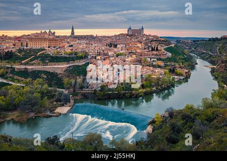 Ein Abend in Toledeo mit Blick auf den Alcázar von Toledo und die Kathedrale, vom berühmten Aussichtspunkt Mirador Panoramico aus gesehen. Der Alcázar Stockfoto