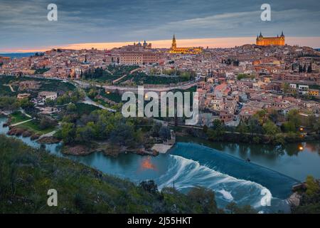 Ein Abend in Toledeo mit Blick auf den Alcázar von Toledo. Der Alcázar von Toledo ist eine Steinbefestigung, die sich im höchsten Teil von Toled befindet Stockfoto