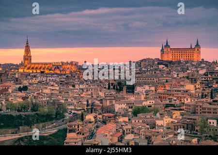 Ein Abend in Toledeo mit Blick auf die Kathedrale (Catedral de Santa María de Toledo) und den Alcazar von Toledo. Der Alcázar von Toledo ist eine Straße Stockfoto