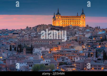 Ein Abend in Toledeo mit Blick auf den Alcázar von Toledo. Der Alcázar von Toledo ist eine Steinbefestigung, die sich im höchsten Teil von Toled befindet Stockfoto