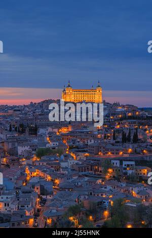 Ein Abend in Toledeo mit Blick auf den Alcázar von Toledo. Der Alcázar von Toledo ist eine Steinbefestigung, die sich im höchsten Teil von Toled befindet Stockfoto