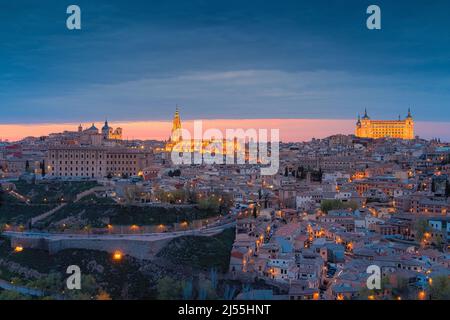 Ein Abend in Toledeo mit Blick auf die Kathedrale (Catedral de Santa María de Toledo) und den Alcazar von Toledo. Von Mirador Panoramico aus gesehen. Stockfoto