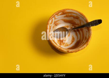 Eine leere Tasse Erdnussbutter mit einem Löffel Stockfoto