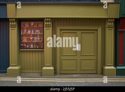 Schwerter, Irland - 04.03.2022: Fassade eines neuen Holzladens, Laden im Zentrum von Dublin, Irland. Moderner irischer Stil. Stockfoto
