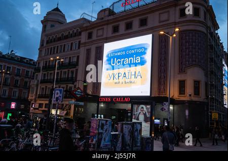 Neonschilder zur Unterstützung der Ukraine im Zentrum von Madrid, Spanien Stockfoto