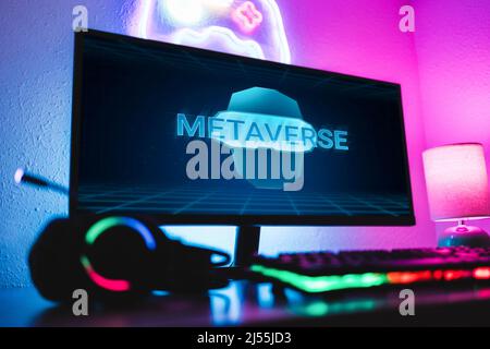Metaverse and Blockchain Technology Concept - Gaming Room mit futuristischer Virtual Reality Cyberspace auf dem Computerbildschirm - Fokus auf Monitor Stockfoto