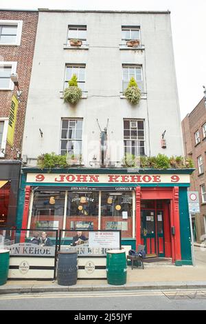 Dublin, Irland - 04.10.2022: Das Wahrzeichen des Pubs im kulturellen Viertel von Dublin, das jedes Jahr von tausenden Touristen besucht wird. Menschen in der Kneipe. Stockfoto
