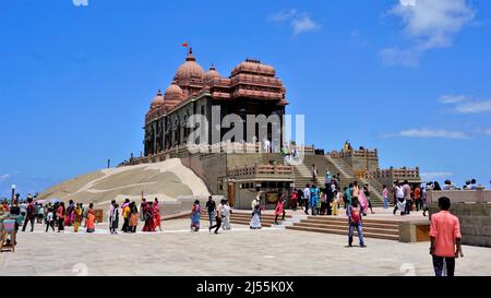 Kanyakumari,Tamilnadu,Indien-April 16 2022: Touristen besuchen den Vivekanda Gedenkstein in der Mitte des Meeres im Indischen Ozean in Kanyakumari,T Stockfoto