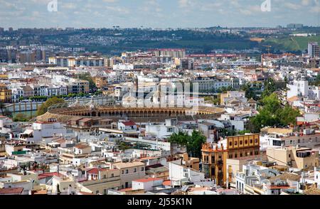 Die Stierkampfarena (Zentrum) und die Skyline von Sevilla vom Turm La Giralda aus gesehen, der an die Kathedrale in Sevilla, Spanien, angeschlossen ist, April 2022 Stockfoto