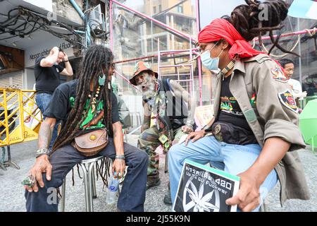 Bangkok, Thailand. 20. April 2022. Demonstranten für Cannabis-Unterstützungsgruppen versammelten sich am 420. Welt-Cannabis-Tag und forderten die Liberalisierung des Marihuanakonsums und marschierten vom Demokratiedenkmal zur Khao San Road, um Aktivitäten zum Welt-Cannabis-Tag zu organisieren. (Foto: Adirach Toumlamoon/Pacific Press/Sipa USA) Quelle: SIPA USA/Alamy Live News Stockfoto