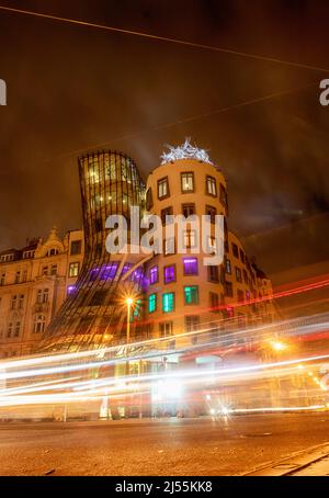 Tanzendes Haus (genannt Ginger nad Fred) am 16.04.2022 in Prag, Tschechische republik. Erbaut von Vlado Milunic und Frank Gehry in den Jahren 1992-1996. Stockfoto