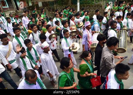 Guwahati, Guwahati, Indien. 20. April 2022. Die Bewohner des Stammes der Sarania Kachari spielen Trommeln, während sie an einer Prozession im Rahmen von Bah-Gohain Utsav in Bagan para im Distrikt Baksa von Assam India am Mittwoch, dem 20.. April 2022, teilnehmen. Sarania Kachari Stamm der Assam Indien feiern die Bah-Gohain Utsav Menschen vor Windpocken zu schützen und für eine gute Anbauzeit (Foto: © Dasarath Deka/ZUMA Press Wire) Stockfoto