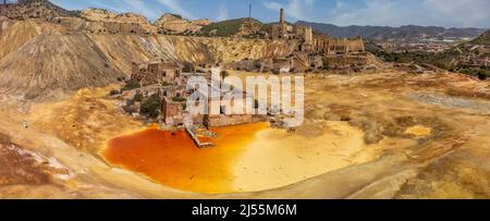 Panoramablick auf die alte Mine mit roten Tönen im Sand Stockfoto