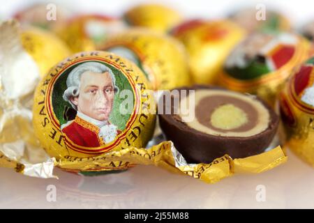 Wien, Österreich - 22. August 2015: Die Mozartkugel, eine süße Konfektion aus Schokolade und Marzipan, ist eine nach Salzburg benannte kulinarische Spezialität Stockfoto