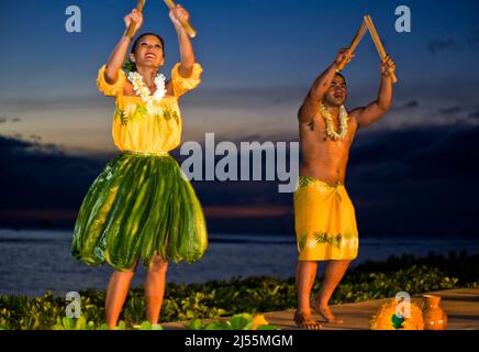 Oceanfront Luau, veranstaltet vom Feast at LeLe an einem Strand in Lahaina, Maui, Hawaii bei Sonnenuntergang mit Blick auf das Meer. Stockfoto