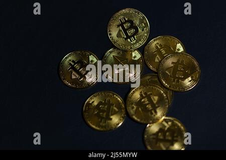 Bitcoins auf einer schwarzen Oberfläche Stockfoto