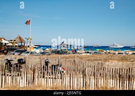 Frankreich, St. Tropez, 15. August 2017: Megayachten an der Südküste Frankreichs bei klarem, sonnigem Wetter, Küstencafés am Sandstrand, viele Menschen Stockfoto