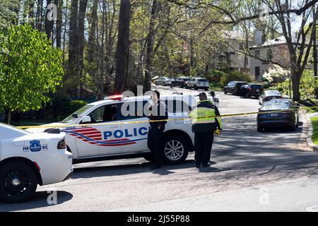 Washington, USA. 20. April 2022. Polizeibeamte arbeiten am 20. April 2022 in der Nähe der peruanischen Botschaft in Washington, DC, USA. Ein angeblicher „Eindringling“ in der peruanischen Botschaft in Washington, DC, wurde am Mittwochmorgen vom Geheimdienst angeschossen und getötet, so die Polizei. Quelle: Liu Jie/Xinhua/Alamy Live News Stockfoto