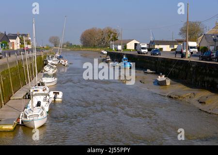 Hafen bei Ebbe in Isigny sur Mer, einer Gemeinde im Département Calvados und der Region Normandie im Nordwesten Frankreichs. Stockfoto