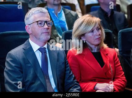 Berlin, Deutschland. 20. April 2022. Andrij Melnyk, Botschafter der Ukraine in Deutschland, sitzt neben seiner Frau Svitlana Melnyk bei einem Ukraine-Solidaritätsabend im Berliner Friedrichstadtpalast. Spenden werden für die Ukraine gesammelt. Quelle: Christophe Gateau/dpa/Alamy Live News Stockfoto