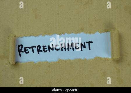 Retenchment Text in zerrissenem Papier geschrieben Stockfoto