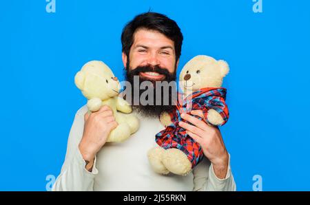 Bärtiger Mann mit Plüsch-Teddybär-Spielzeug. Geburtstag, Jahrestag. Geschenk und Geschenk. Feiertagsfeier. Stockfoto