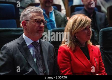 Berlin, Deutschland. 20. April 2022. Andrij Melnyk, Botschafter der Ukraine in Deutschland, sitzt neben seiner Frau Svitlana Melnyk bei einem Ukraine-Solidaritätsabend im Berliner Friedrichstadtpalast. Spenden werden für die Ukraine gesammelt. Quelle: Christophe Gateau/dpa/Alamy Live News Stockfoto