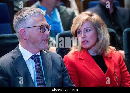 Berlin, Deutschland. 20. April 2022. Andrij Melnyk, Botschafter der Ukraine in Deutschland, sitzt neben seiner Frau Svitlana Melnyk bei einem Ukraine-Solidaritätsabend im Berliner Friedrichstadtpalast. Spenden werden für die Ukraine gesammelt. Quelle: Christophe Gateau/dpa/Alamy Live News Stockfoto