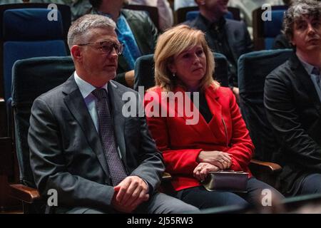Berlin, Deutschland. 20. April 2022. Andrij Melnyk, Botschafter der Ukraine in Deutschland, sitzt neben seiner Frau Svitlana Melnyk bei einem Ukraine-Solidaritätsabend im Berliner Friedrichstadtpalast. Spenden werden für die Ukraine gesammelt. Quelle: Christophe Gateau/dpa/Alamy Live News Stockfoto