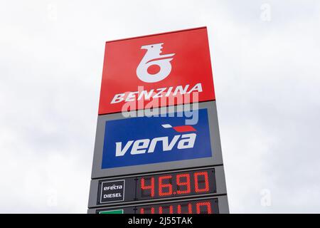 Prag, Tschechische Republik, Tschechien - 7. April 2022: Benzina-Tankstelle. Werbemast mit Markenlogo. Wolkiger Himmel und Kopierbereich. Stockfoto