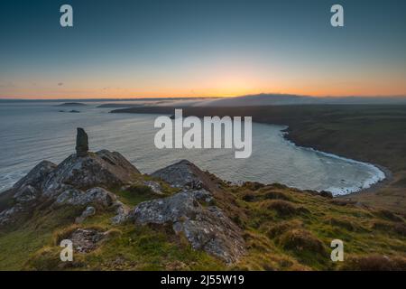 Die Küste in der Nähe von Aberdaron, mit Ynys Enlli (Bardsey Island) und Porth Ysgo featuring, von Trwyn Talfarach Stockfoto