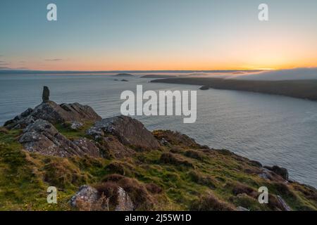 Die Küste in der Nähe von Aberdaron, mit Ynys Enlli (Bardsey Island) und Porth Ysgo featuring, von Trwyn Talfarach Stockfoto