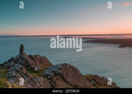 Die Küste in der Nähe von Aberdaron, mit Ynys Enlli (Bardsey Island) und Porth Ysgo featuring, von Trwyn Talfarach Stockfoto