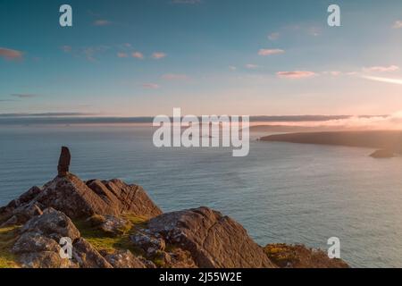 Die Küste in der Nähe von Aberdaron, mit Ynys Enlli (Bardsey Island) und Porth Ysgo featuring, von Trwyn Talfarach Stockfoto