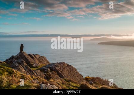 Die Küste in der Nähe von Aberdaron, mit Ynys Enlli (Bardsey Island) und Porth Ysgo featuring, von Trwyn Talfarach Stockfoto