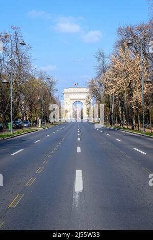 Bukarest, Rumänien - 6. November 2021: Arcul de Triumph (Triumphbogen) Triumphbogen und Wahrzeichen, im nördlichen Teil der Stadt auf Stockfoto