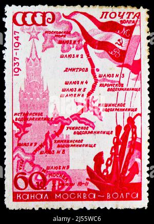 MOSKAU, RUSSLAND - 27. MÄRZ 2022: Die in der Sowjetunion gedruckte Briefmarke zeigt den Plan der Kanalstraße und des Spassky-Turms, 10.. Jahrestag der Moskauer Vol Stockfoto