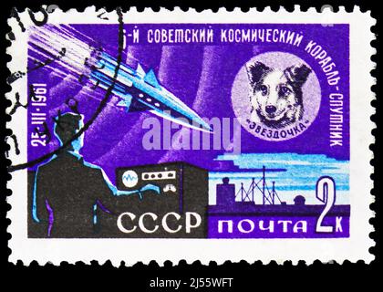 MOSKAU, RUSSLAND - 27. MÄRZ 2022: Die in der Sowjetunion gedruckte Briefmarke zeigt Raumfahrzeuge (25. März 1961) und den Hund „Zvezdochka“, Serie, um Stockfoto