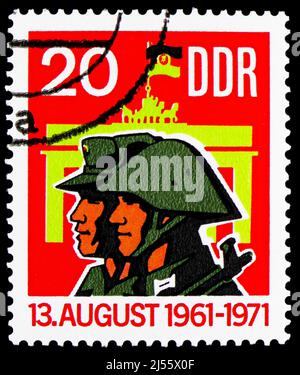 MOSKAU, RUSSLAND - 27. MÄRZ 2022: In Deutschland gedruckte Briefmarke zeigt Volksarmist, 10 Jahre Berliner Wandserie, um 1971 Stockfoto