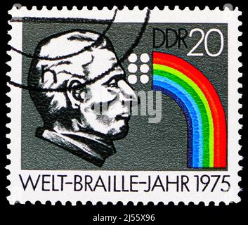 MOSKAU, RUSSLAND - 27. MÄRZ 2022: Die in Deutschland gedruckte Briefmarke zeigt Louis Braille (1809-1852), Internationale Braille-Serie, um 1975 Stockfoto