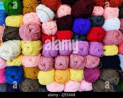 Mehrfarbige Wollfäden in einer Kugel zum Stricken aus nächster Nähe, das Konzept von Nähen, Stricken und Nadelarbeiten Stockfoto