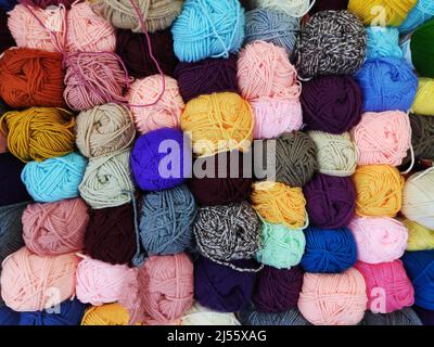 Mehrfarbige Wollfäden in einer Kugel zum Stricken aus nächster Nähe, das Konzept von Nähen, Stricken und Nadelarbeiten Stockfoto