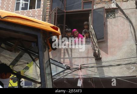 Ein Bulldozer zerstört eine illegale Struktur während einer gemeinsamen Anti-Agrounchment-Kampagne der North Delhi Municipal Corporation (MCD) in der Region Jahangirpuri. Stockfoto