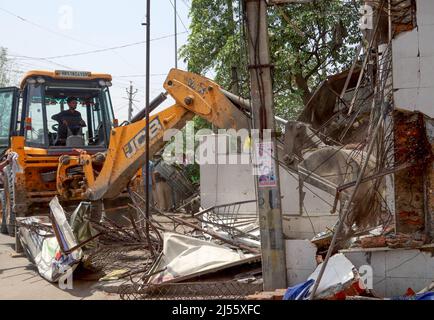 Ein Bulldozer zerstört eine illegale Struktur während einer gemeinsamen Anti-Agrounchment-Kampagne der North Delhi Municipal Corporation (MCD) in der Region Jahangirpuri. Stockfoto