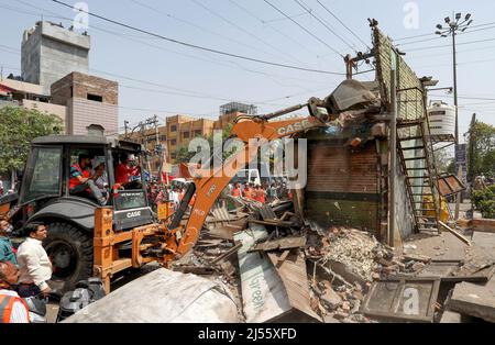 Ein Bulldozer zerstört eine illegale Struktur während einer gemeinsamen Anti-Agrounchment-Kampagne der North Delhi Municipal Corporation (MCD) in der Region Jahangirpuri. Stockfoto
