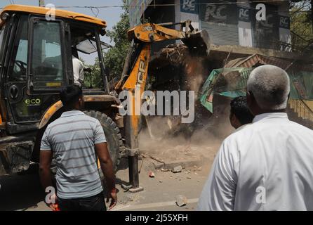 Ein Bulldozer zerstört eine illegale Struktur während einer gemeinsamen Anti-Agrounchment-Kampagne der North Delhi Municipal Corporation (MCD) in der Region Jahangirpuri. Stockfoto