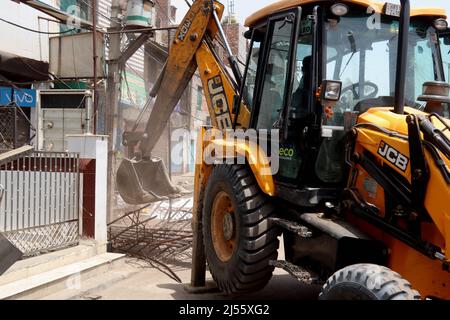 Ein Bulldozer zerstört eine illegale Struktur während einer gemeinsamen Anti-Agrounchment-Kampagne der North Delhi Municipal Corporation (MCD) in der Region Jahangirpuri. Stockfoto