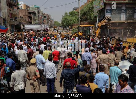 Ein Bulldozer zerstört eine illegale Struktur während einer gemeinsamen Anti-Agrounchment-Kampagne der North Delhi Municipal Corporation (MCD) in der Region Jahangirpuri. Stockfoto