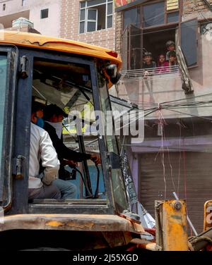 Ein Bulldozer zerstört eine illegale Struktur während einer gemeinsamen Anti-Agrounchment-Kampagne der North Delhi Municipal Corporation (MCD) in der Region Jahangirpuri. Stockfoto